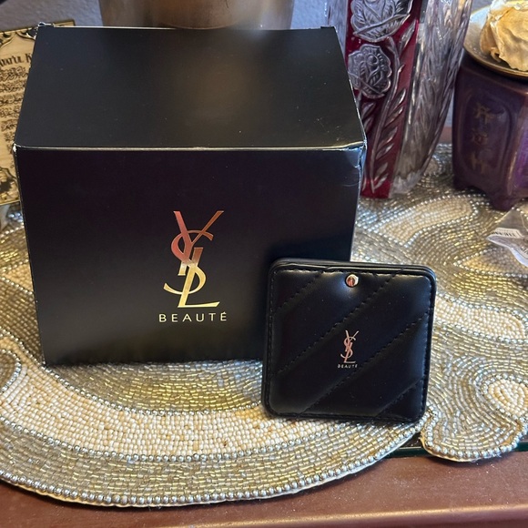 Yves Saint Laurent - Picture 3 of 10